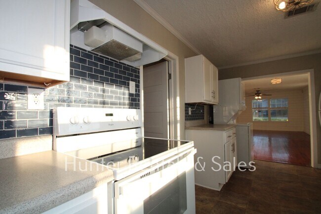 Building Photo - Charming Nolanville Cottage