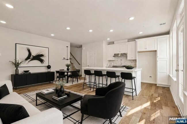 Building Photo - 7 Leahy Dr