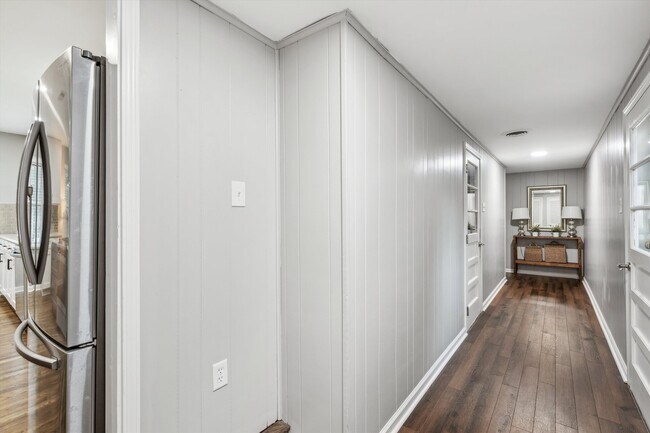 Building Photo - 5270 Edenshire Ave