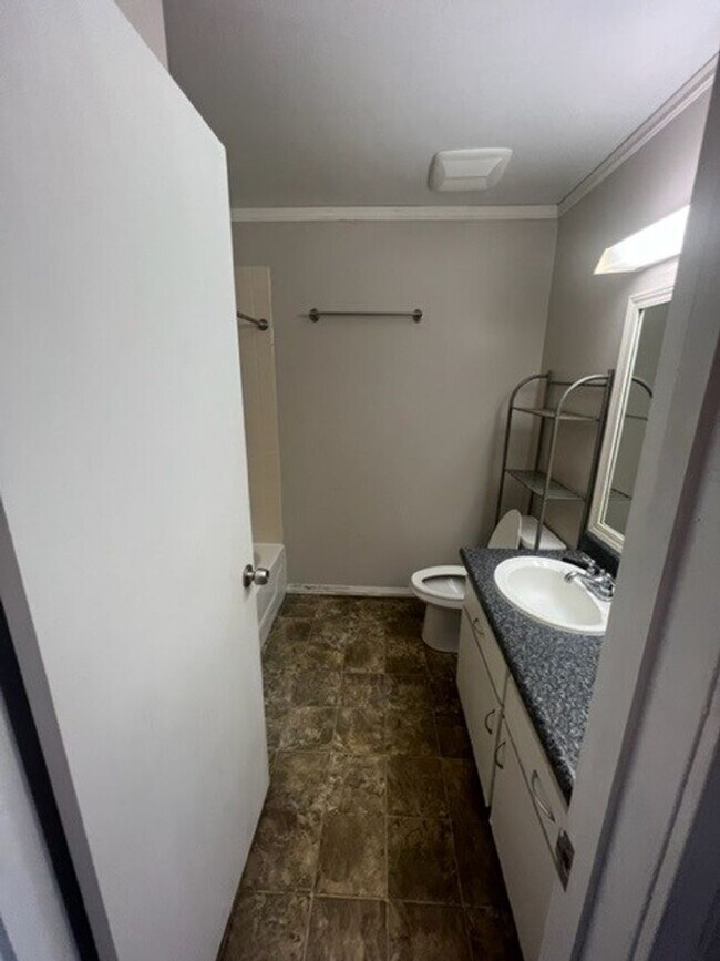 Building Photo - 2 Bed / 1.5 Bath / 1 covered reserved parking - Great Kailua Location!