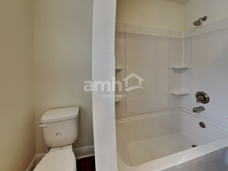 Building Photo - 5949 Pinewood Ests Dr
