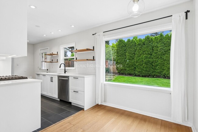 Building Photo - Updated NE Portland Home w/Fenced Yard and Upgrades!