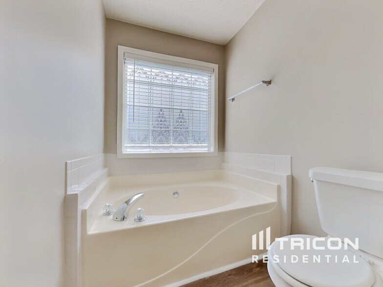 Building Photo - 523 Ashton Manor Dr