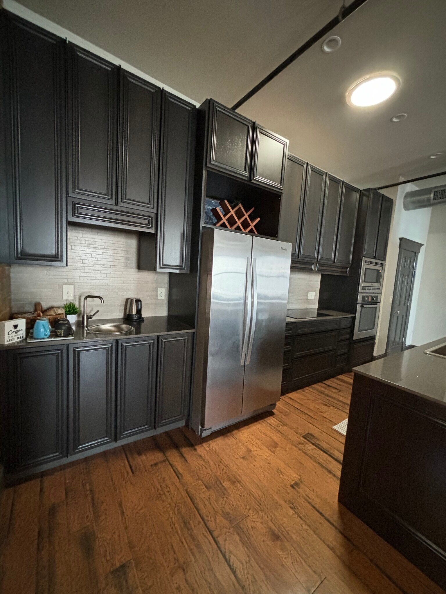 Opposite island - 225 E Blaine Ln
