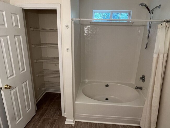 Building Photo - Updated 3 Bedroom, 2 Bath Ranch in NW Char...