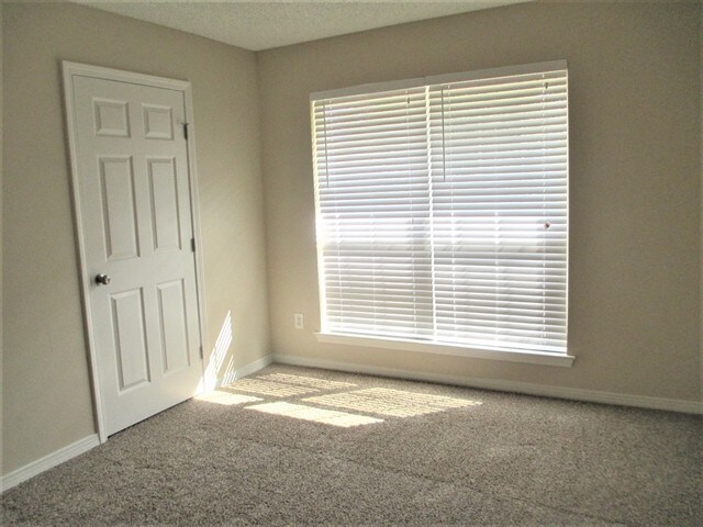 Building Photo - 3156 Peppertree Dr