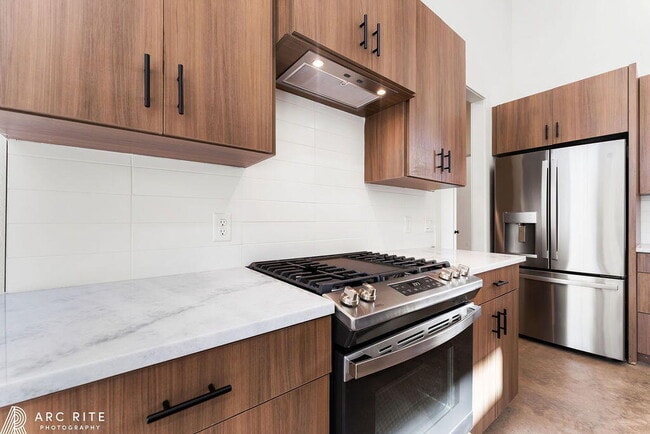 Building Photo - 2303 Toledo Ave