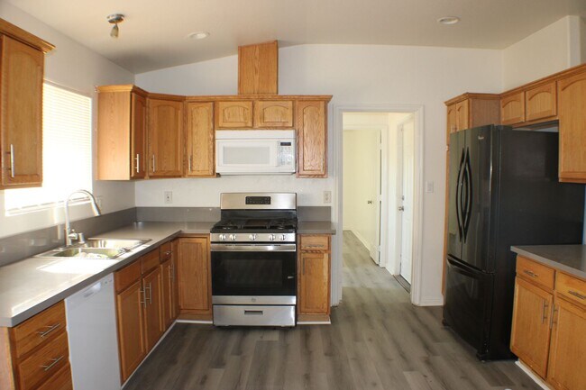 Building Photo - Move-In Ready 4BR/2BA with New Flooring, Fireplace & Spacious Kitchen