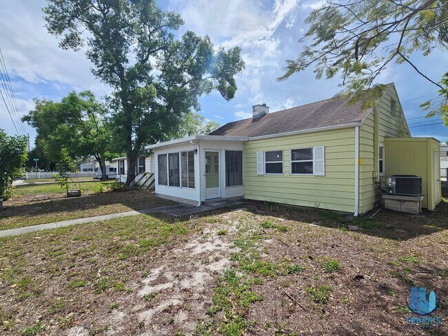 Building Photo - Spacious 3 Bedroom, 2 Bath home with a 2 CAR Carport near down St. Petersburg *Available Now*