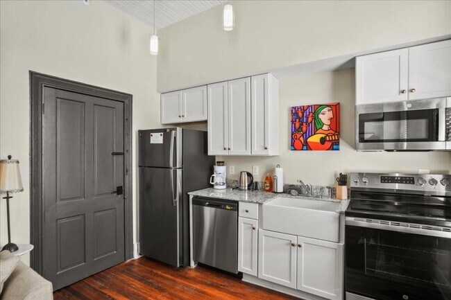 Building Photo - 127-D W Evans St