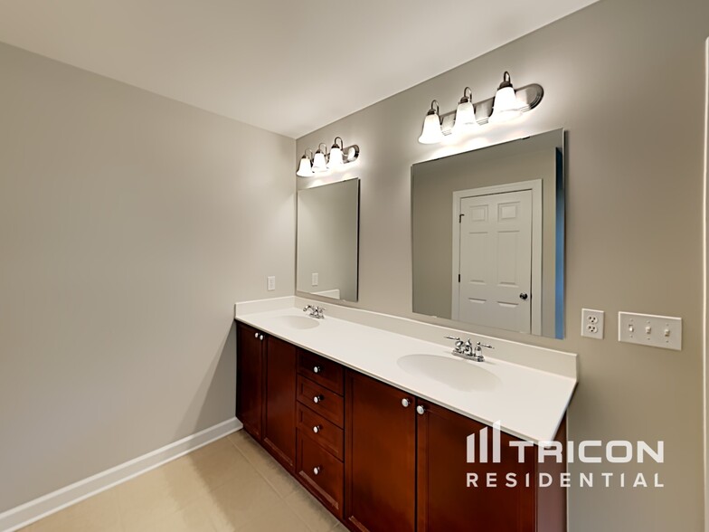Building Photo - 3009 Kingston Cir N