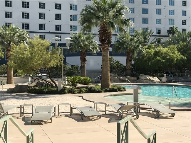 Building Photo - UNFURNISHED Turnberry Towers East-Phenomenal Upscale 1 Bdrm/1.5 Bath Condo on 17th Floor!