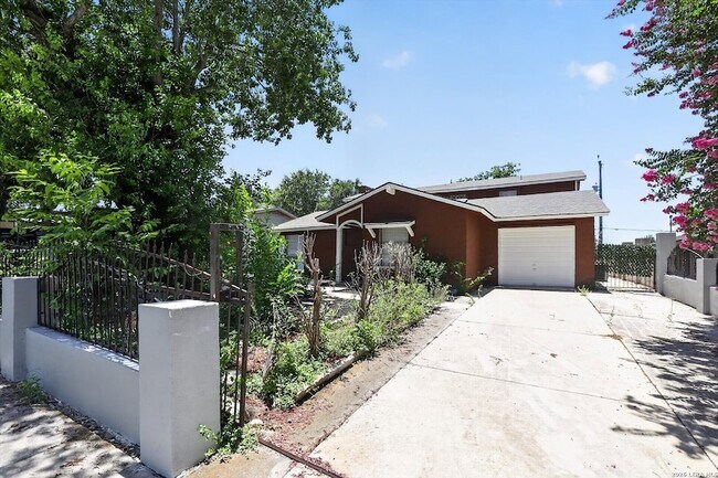 Building Photo - 5318 Costa Mesa St