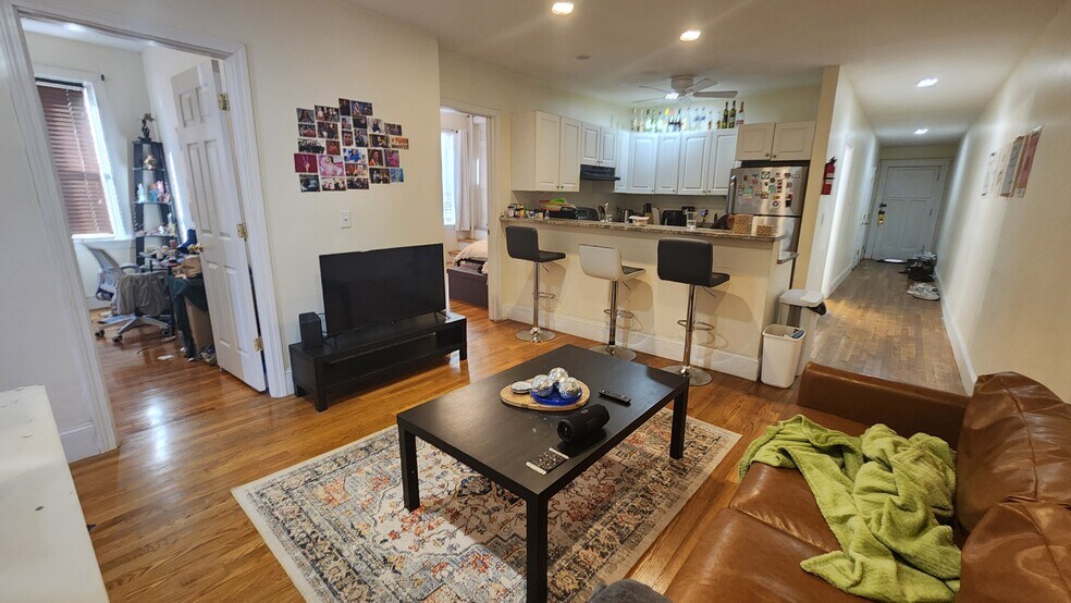 Building Photo - 19 Thatcher St