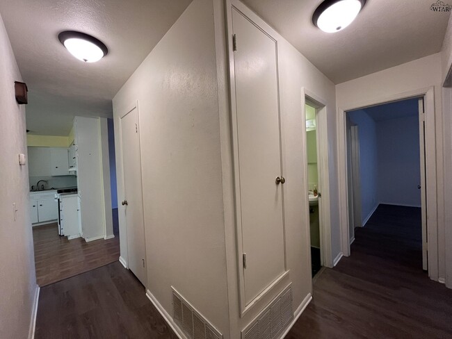 Building Photo - 4723 N Shore Dr