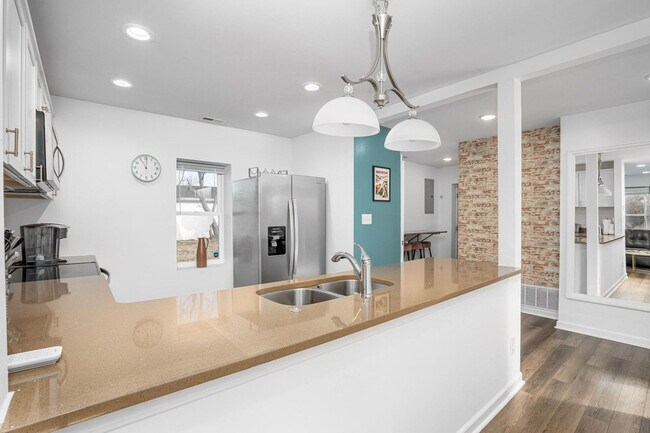 Building Photo - 2549 Columbia Ave