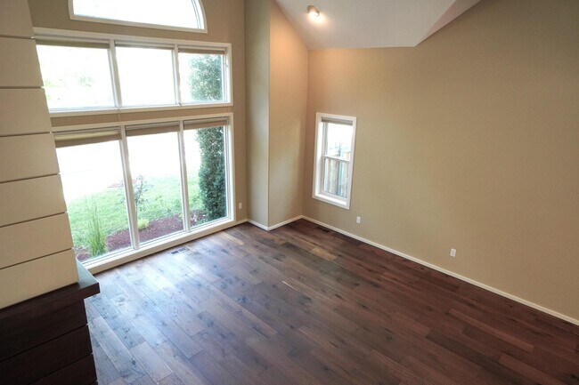 Building Photo - 1394 E Holly St