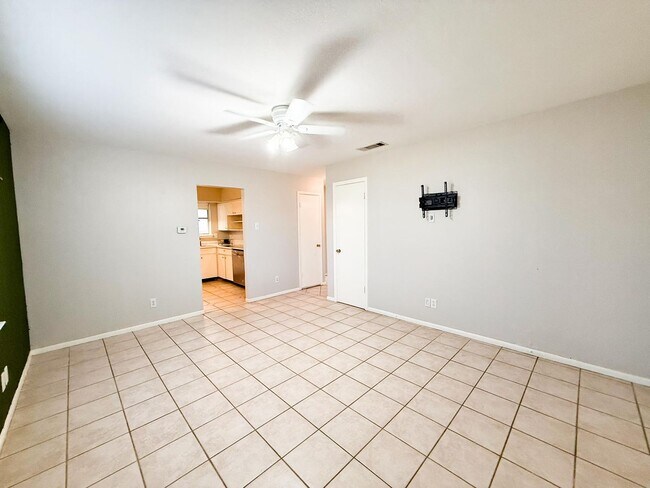 Building Photo - 1139-1139 Haines Ave