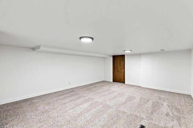 Building Photo - 650 Canyon Rd