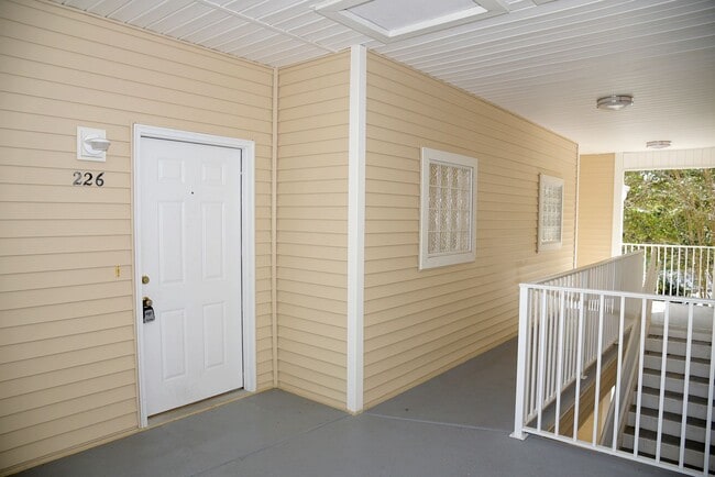 Building Photo - Second Floor Unit at The Oaks!