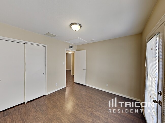 Building Photo - 6112 Granada Cir