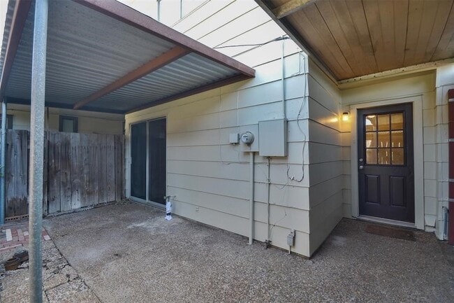 Building Photo - 1326 Town Cir