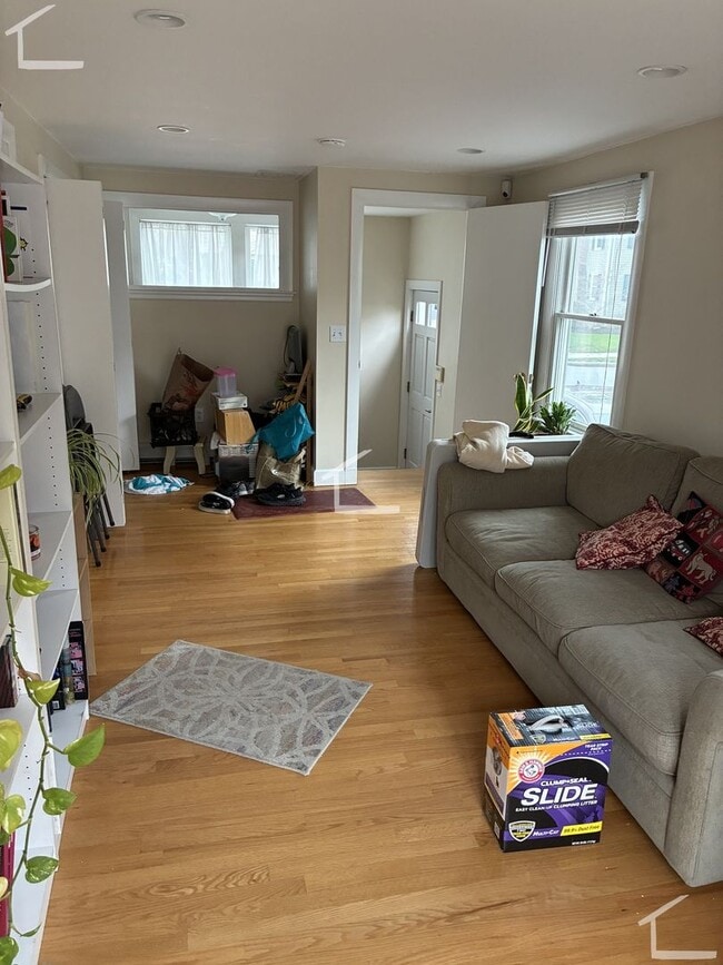 Building Photo - Large single family in Newton