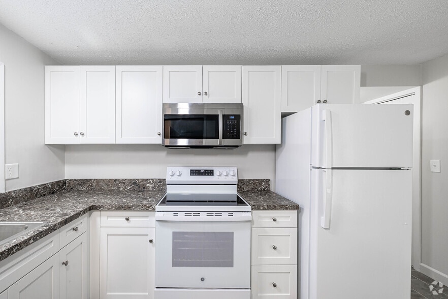 2BR, 1BA - 820SF - Kitchen - Newport Apartments