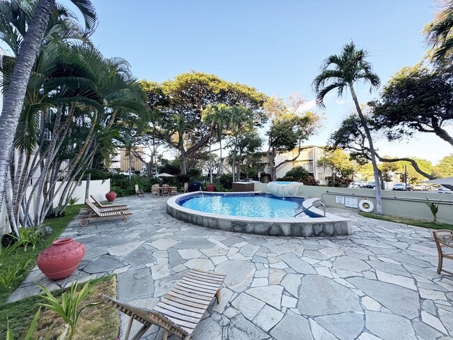 Building Photo - Pet Friendly Pualei Circle Condo with One ...