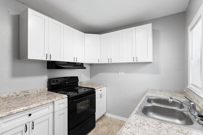 Building Photo - Spacious 3bdrm/1bath House $2295.00 ** Fen...