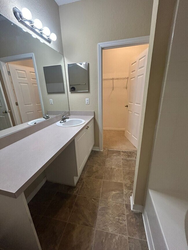 Building Photo - 823 Grand Regency Pointe