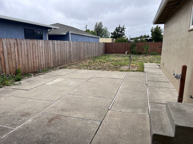 Building Photo - 3bd/1ba SFH WITH LARGE FENCED YARD, 2 CAR GARAGE, IN DESIRABLE NEIGHBORHOOD!!!