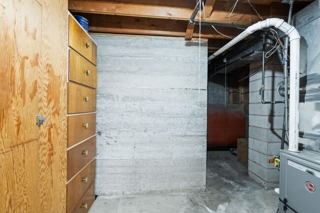 Building Photo - 5 Bed 2 Bath Spacious 3200 sq/ft Lower South Hill brick rancher property