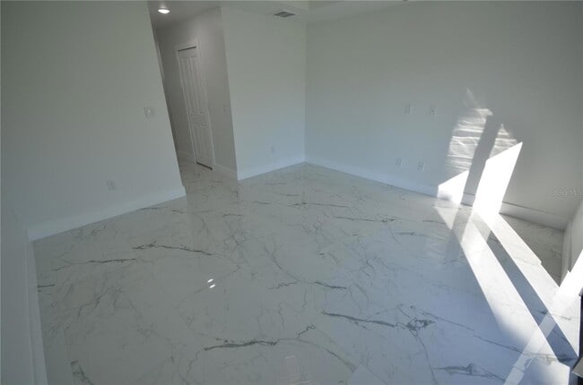 Building Photo - 1242 Hathor St E