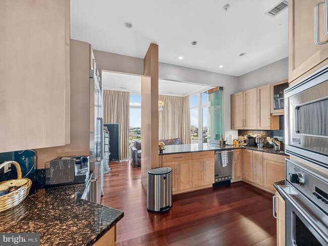 Building Photo - 8220 Crestwood Heights Dr