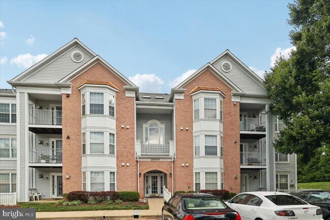 Building Photo - 2000 Phillips Terrace