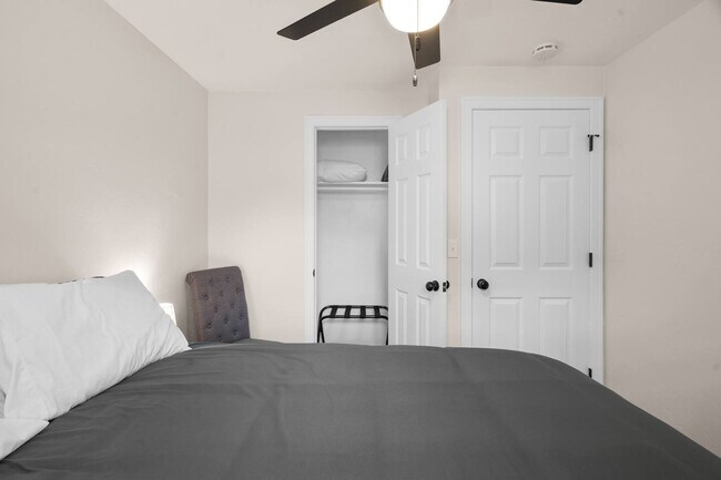 Building Photo - 2598 Parkwood Dr