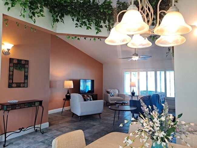 Building Photo - 3208 Royal Palm Dr