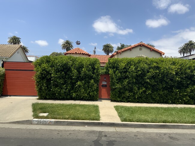 Front Gate & Ficus Hedges - 2955 Vineyard Ave