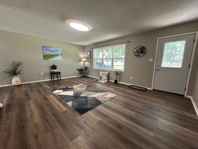 Building Photo - 3 bed, 1 bath home for rent in Maywood edi...