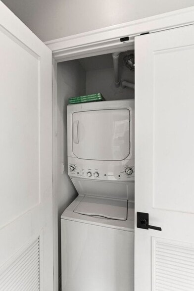 Building Photo - 1050 W Cornelia Ave