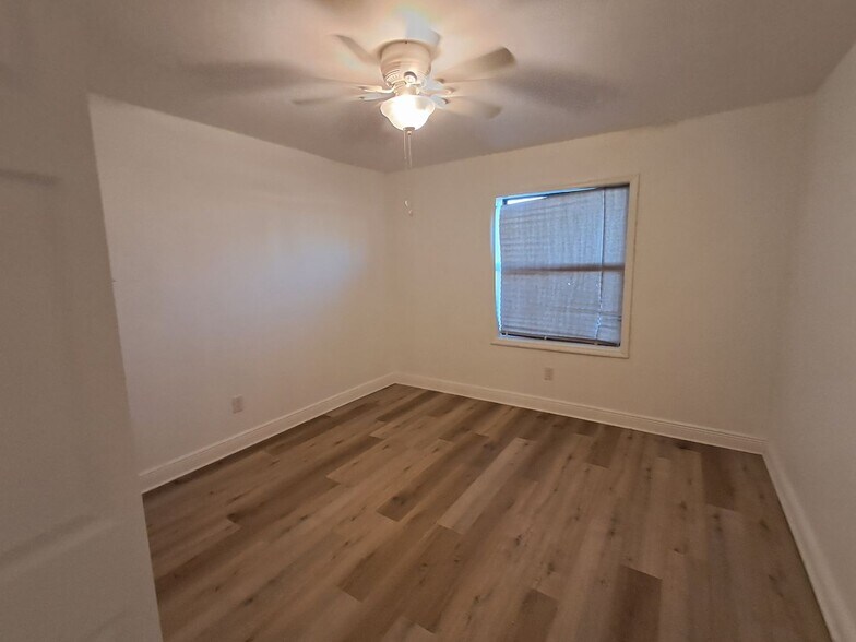 Building Photo - 2/2 Condo Off of McGreggor $500 OFF FIRST MONTH
