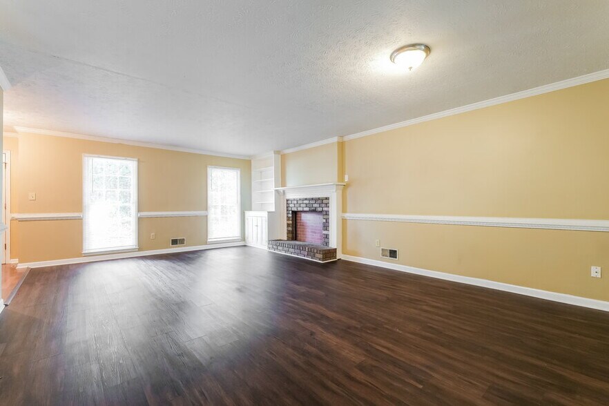 Building Photo - 2432 Hillboro Cir S W