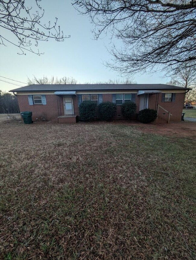 Building Photo - 2BD/1BA Unit in Newton!