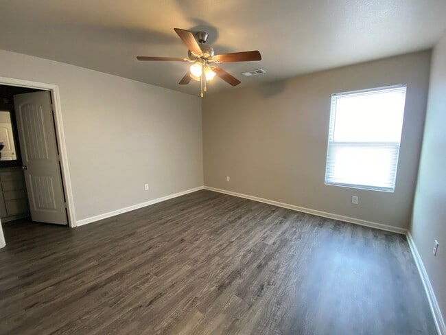 Building Photo - Beautiful 3bed/2bath Home