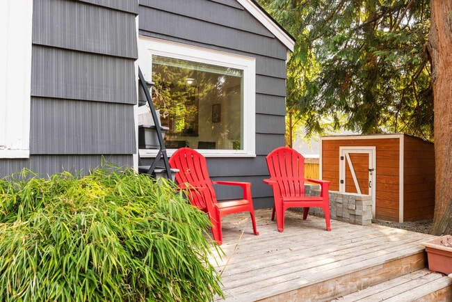 Building Photo - 11520 Roosevelt Way NE