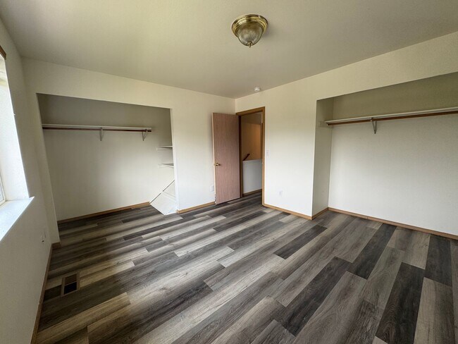 Building Photo - 2 Bed 1.5 Bath Unit!