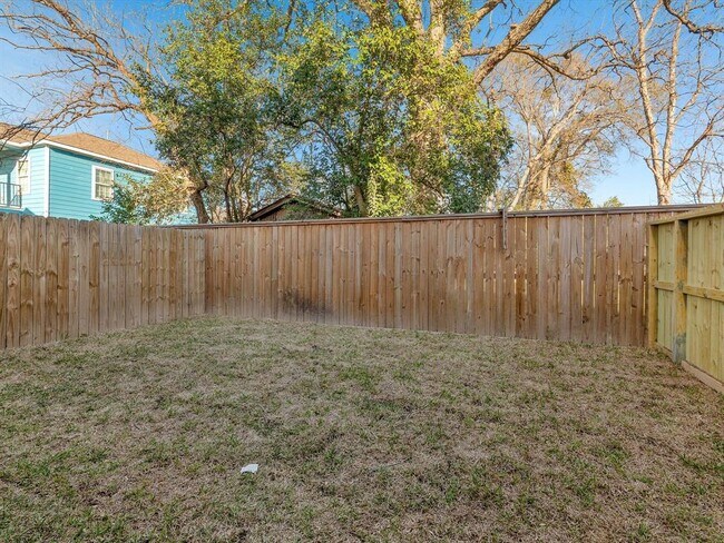 Building Photo - 5704 Elysian St