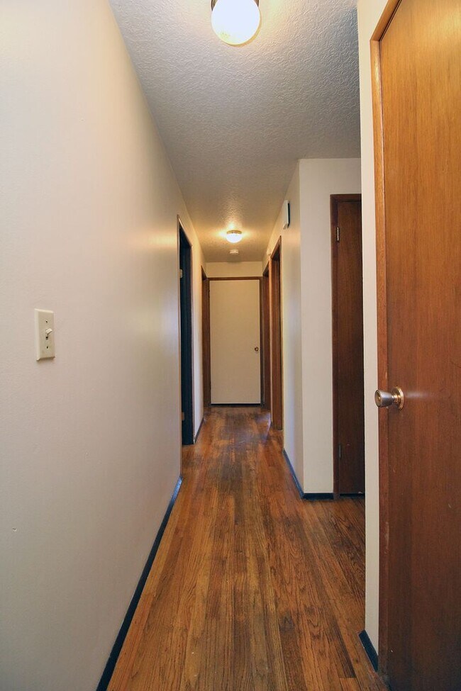 Building Photo - Cute and Ideal 3 Bedroom Ranch Style House...
