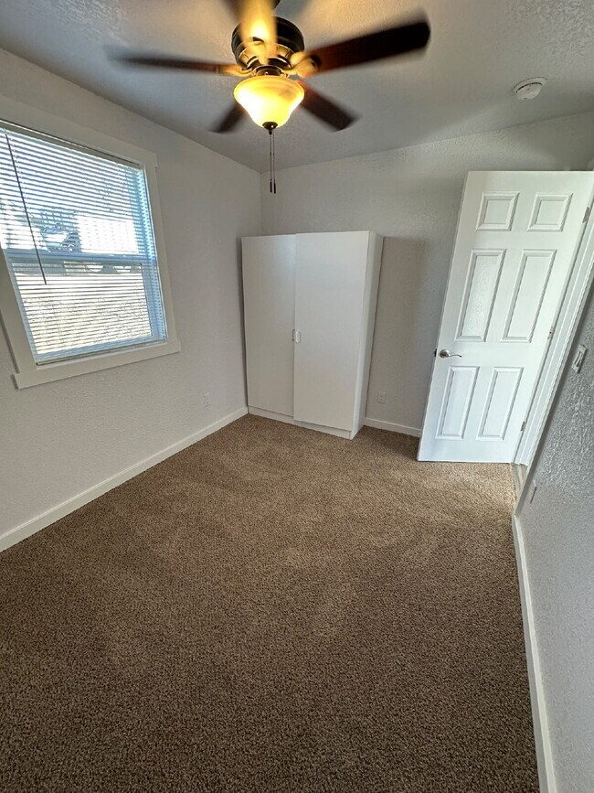 Building Photo - "Charming Little 2-Bedroom Gem on North 5th Street with Elegant Granite Touches!"